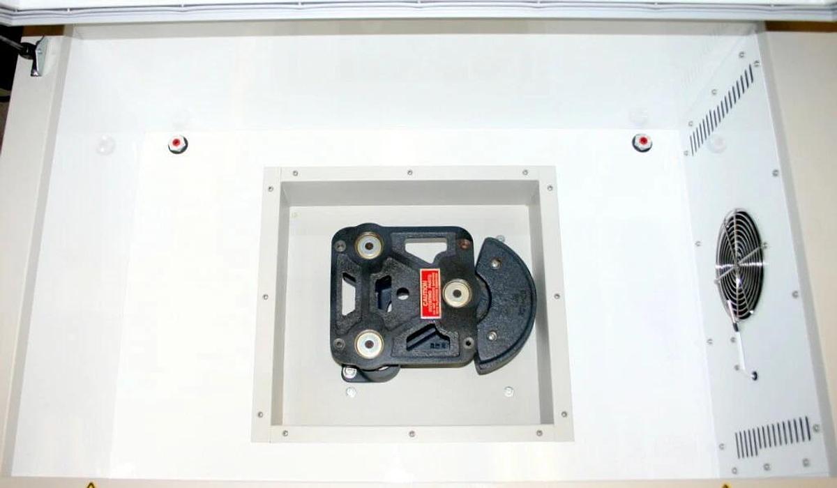 NEW BRUNSWICK SCIENTIFIC EPPENDORF REFRIGERATED INCUBATOR SHAKER, MODEL I2500KC