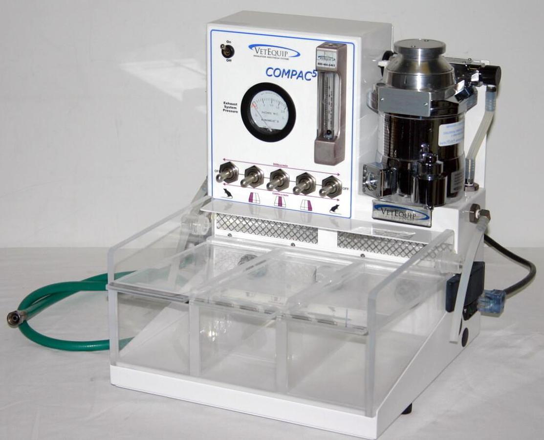 Used VETEQUIP ANESTHESIA SYSTEM, MODEL COMPAC 5 WITH ISOFLURANE VAPORIZER
