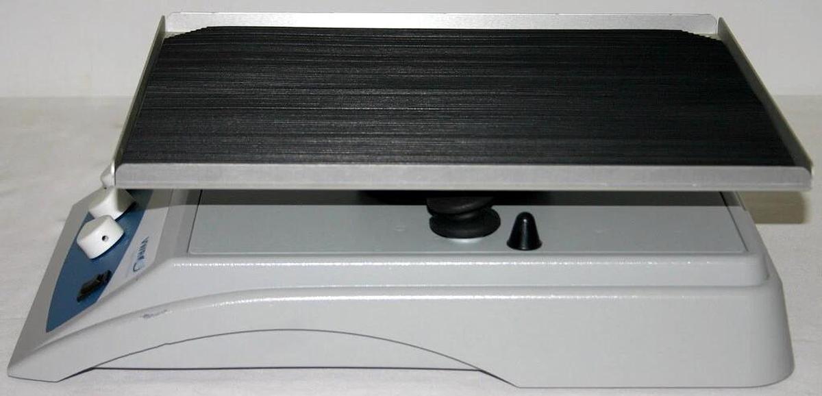 VWR ANALOG ROCKING PLATFORM SHAKER, MODEL 10127-872