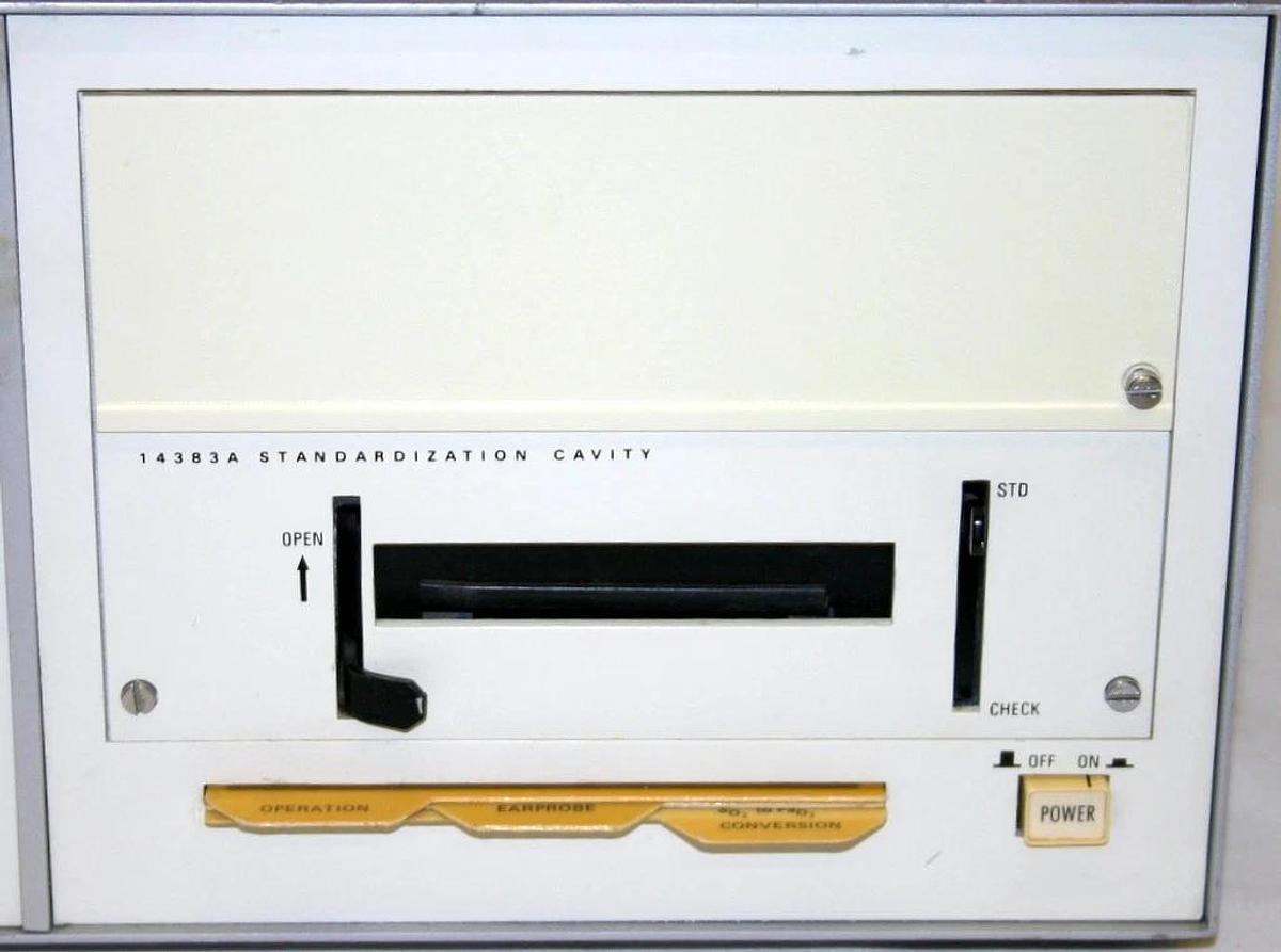 Used HEWLETT PACKARD 8-WAVELENGTH EAR OXIMETER, MODEL 47201A