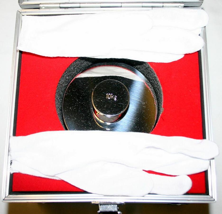 Used RICE LAKE 10KG SS CYLINDRICAL CALIBRATION WEIGHT, CLASS 2 WITH CASE