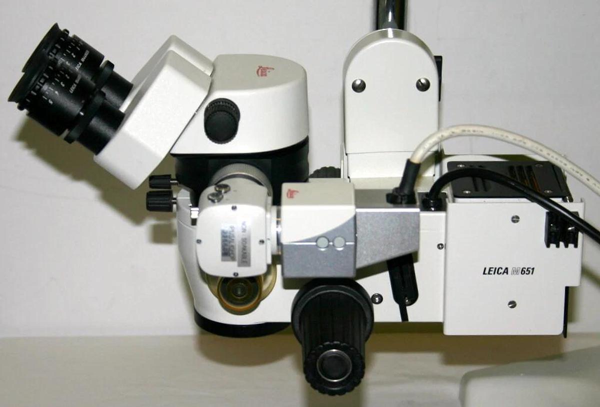 LEICA TABLETOP STEREO MICROSCOPE, MODEL M651 WITH CAMERA