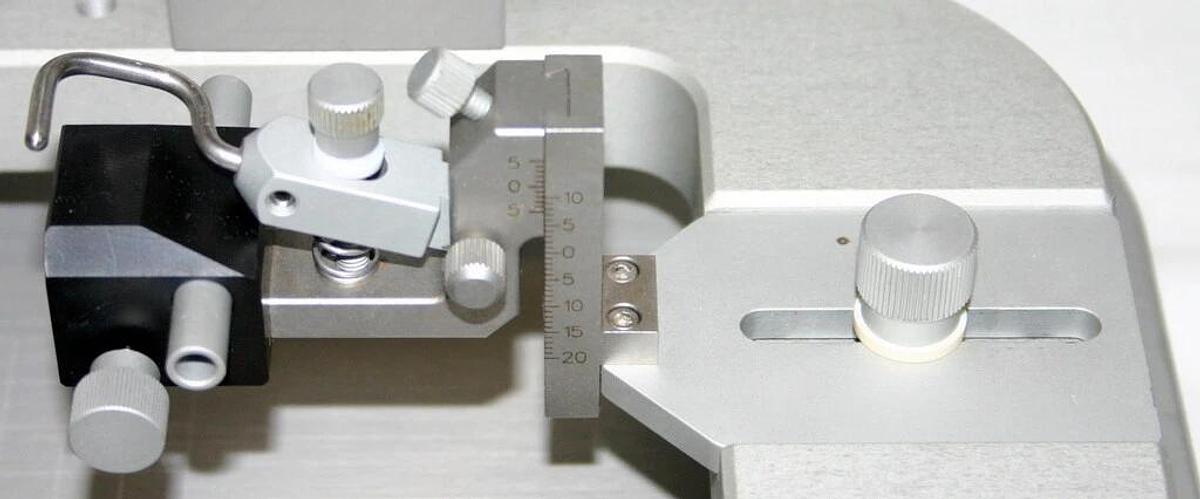 LEICA BENCHMARK HARVARD ANGLE ONE DIGITAL INSTRUMENT WITH ANESTHESIA MASK