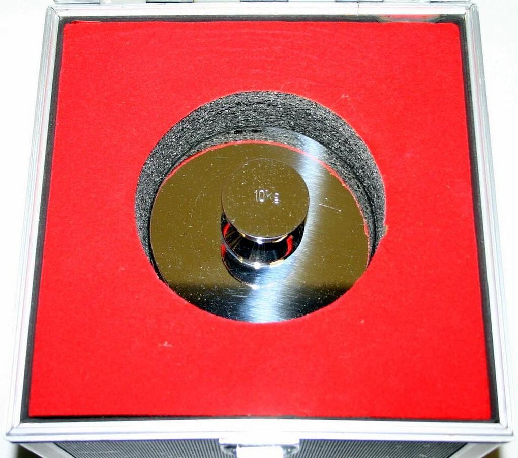 Used RICE LAKE 10KG SS CYLINDRICAL CALIBRATION WEIGHT, CLASS 2 WITH CASE