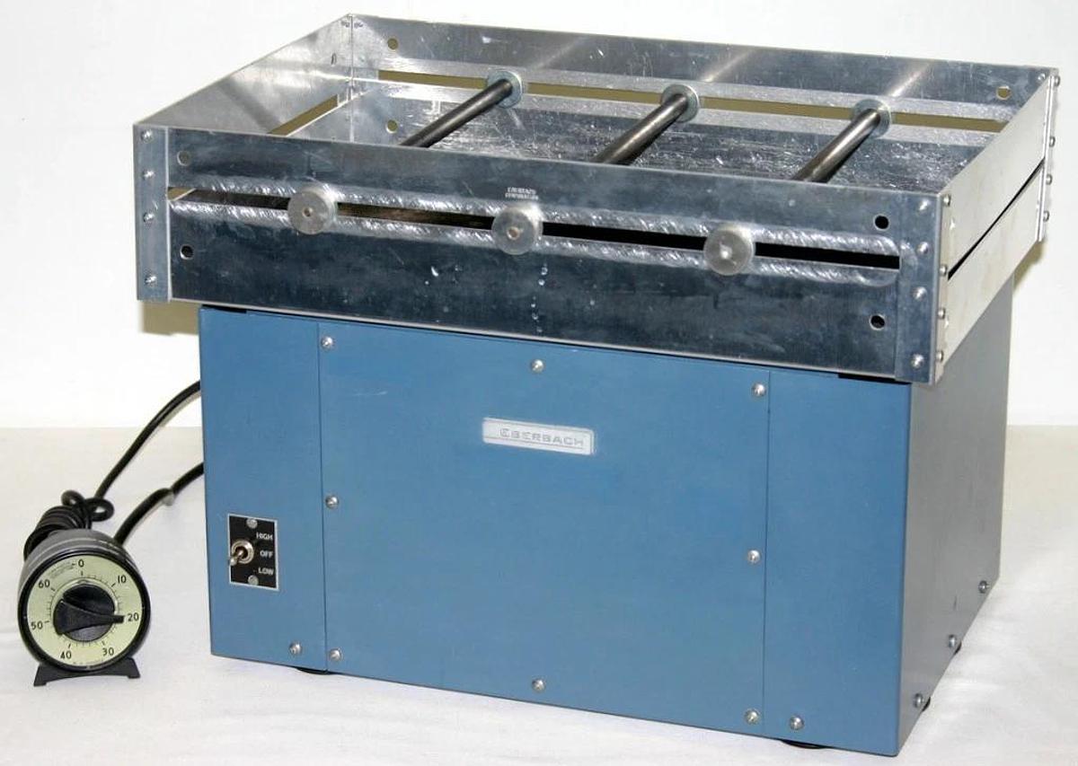 Used EBERBACH CONTINUOUS DUTY BENCHTOP SHAKER, MODEL 6010 WITH BOX CARRIER & TIMER