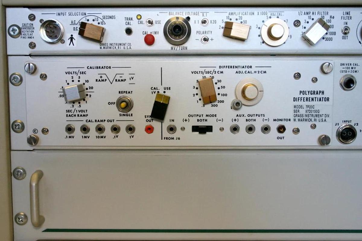 Used ASTRO-MED GRASS P122 STRAIN GAGE, 7DA AMPLIFIERS & 7P20C