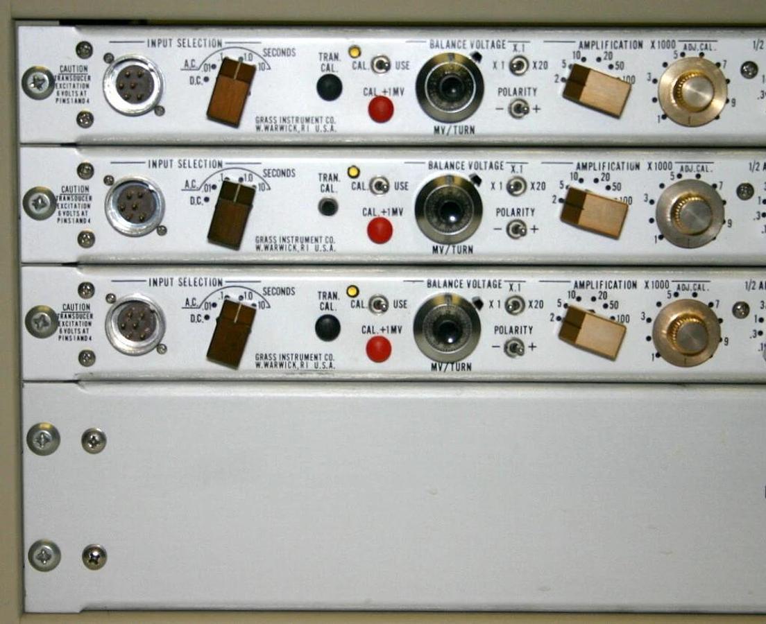 Used ASTRO-MED GRASS RPS-212A POWER SUPPLY AND P122A STRAIN GAGE