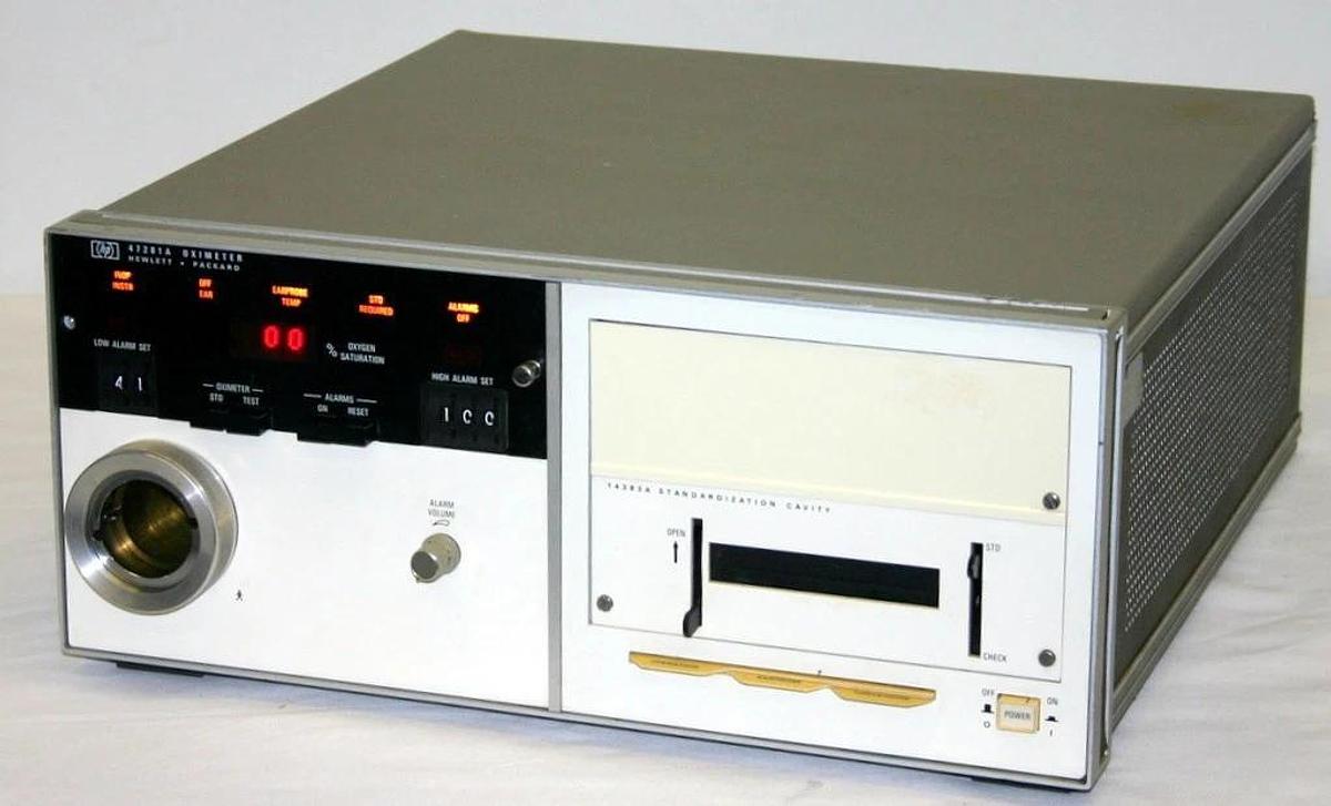 Used HEWLETT PACKARD 8-WAVELENGTH EAR OXIMETER, MODEL 47201A