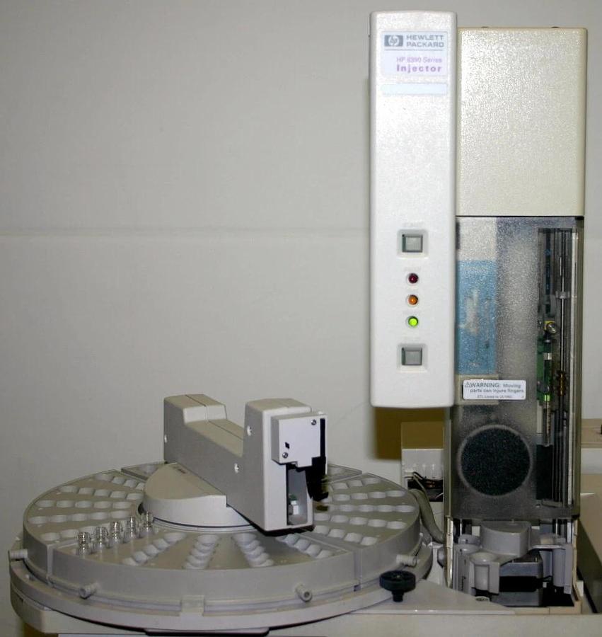 Used HEWLETT PACKARD AGILENT 6890 SERIES GAS CHROMATOGRAPH, INJECTOR & SAMPLE TRAY