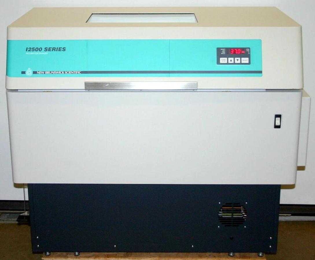 NEW BRUNSWICK SCIENTIFIC EPPENDORF REFRIGERATED INCUBATOR SHAKER, MODEL I2500KC