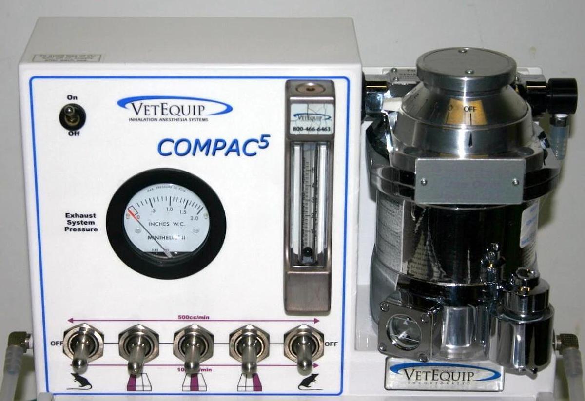 Used VETEQUIP ANESTHESIA SYSTEM, MODEL COMPAC 5 WITH ISOFLURANE VAPORIZER