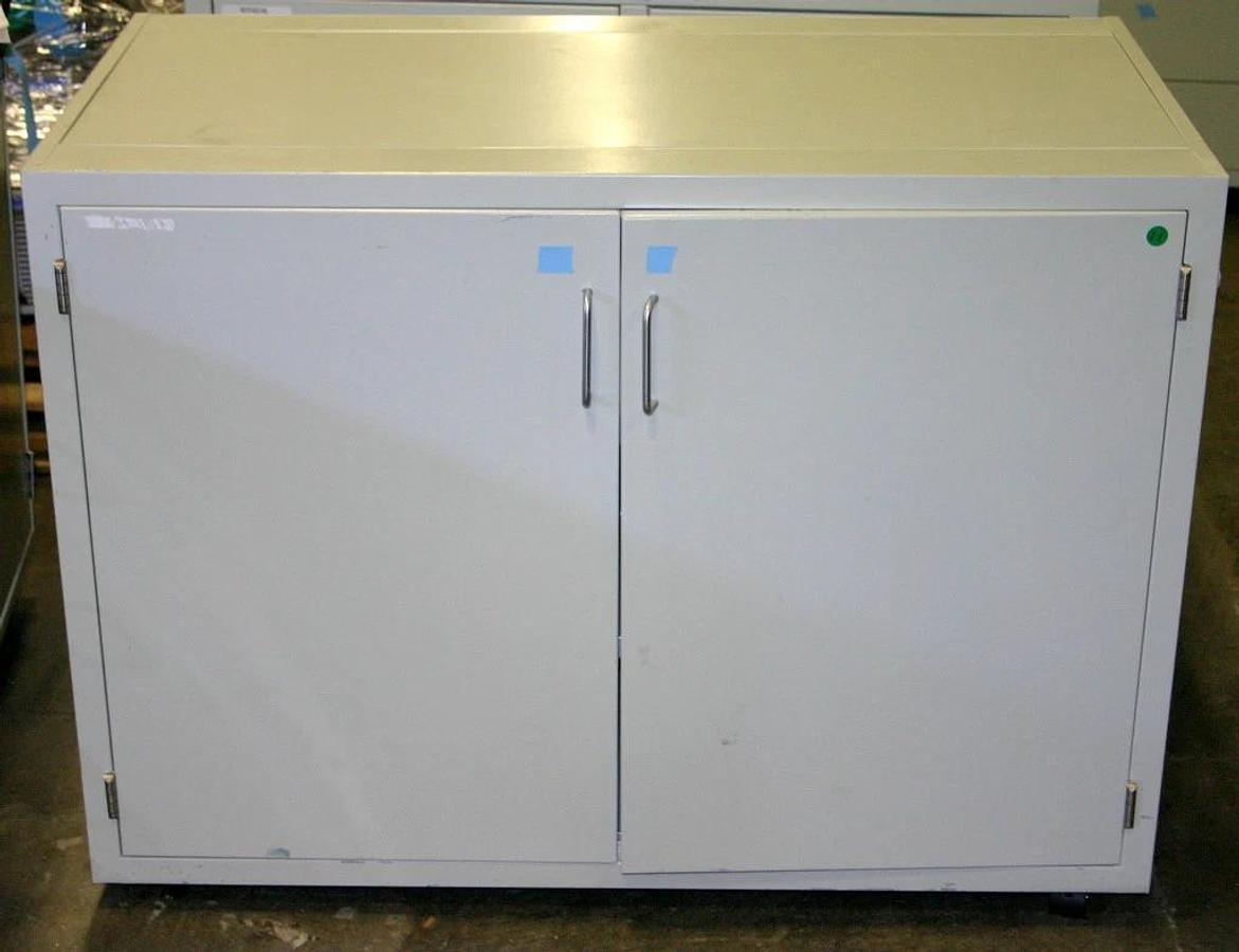 Used LF SYSTEMS LABORATORY CABINETS, CASEWORK 18 FEET WITH WHEELS, PRICE IS PER FOOT