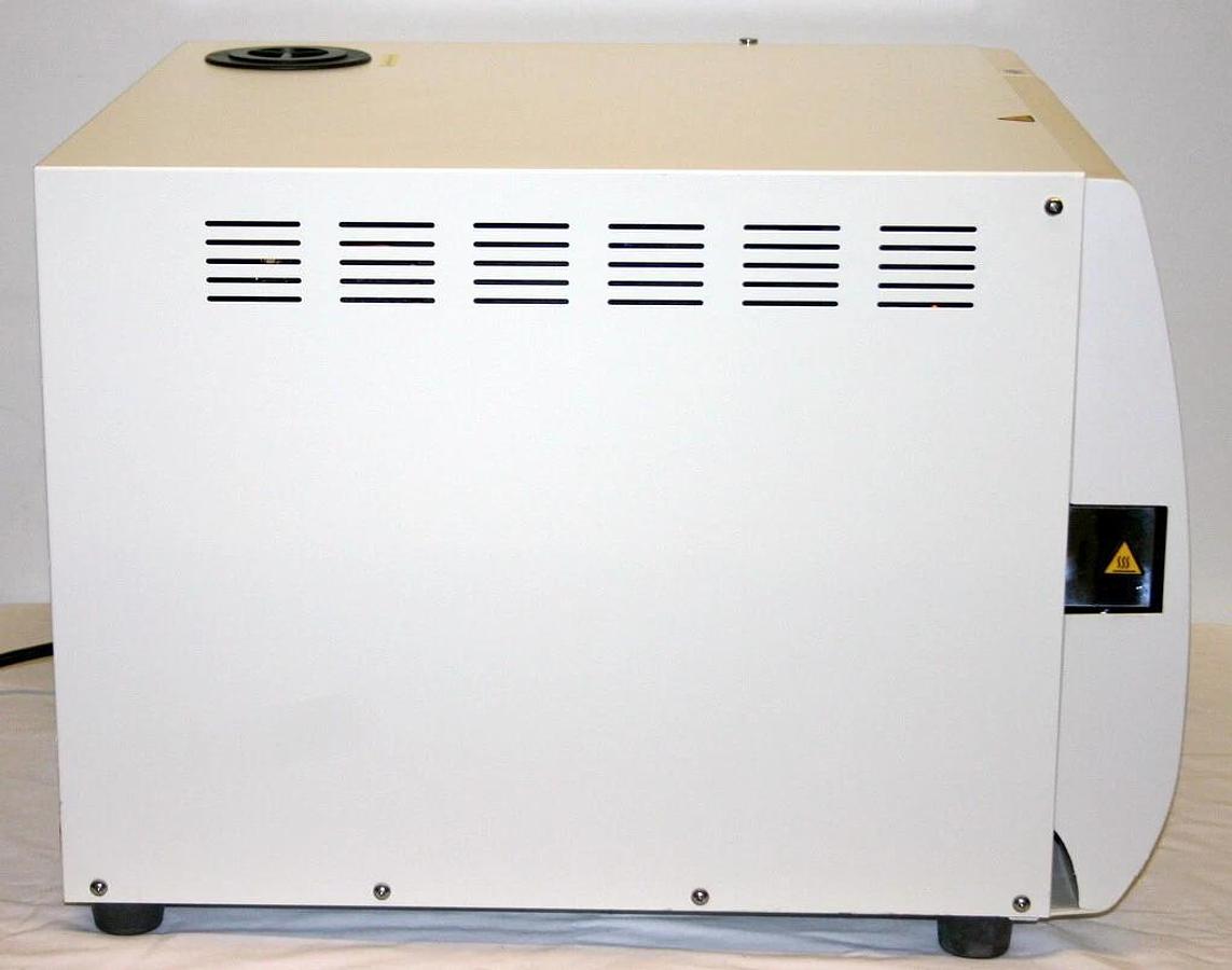 FISHER SCIENTIFIC AUTOMATIC STEAM STERILIZER, AUTOCLAVE, MODEL STERILELITE 24