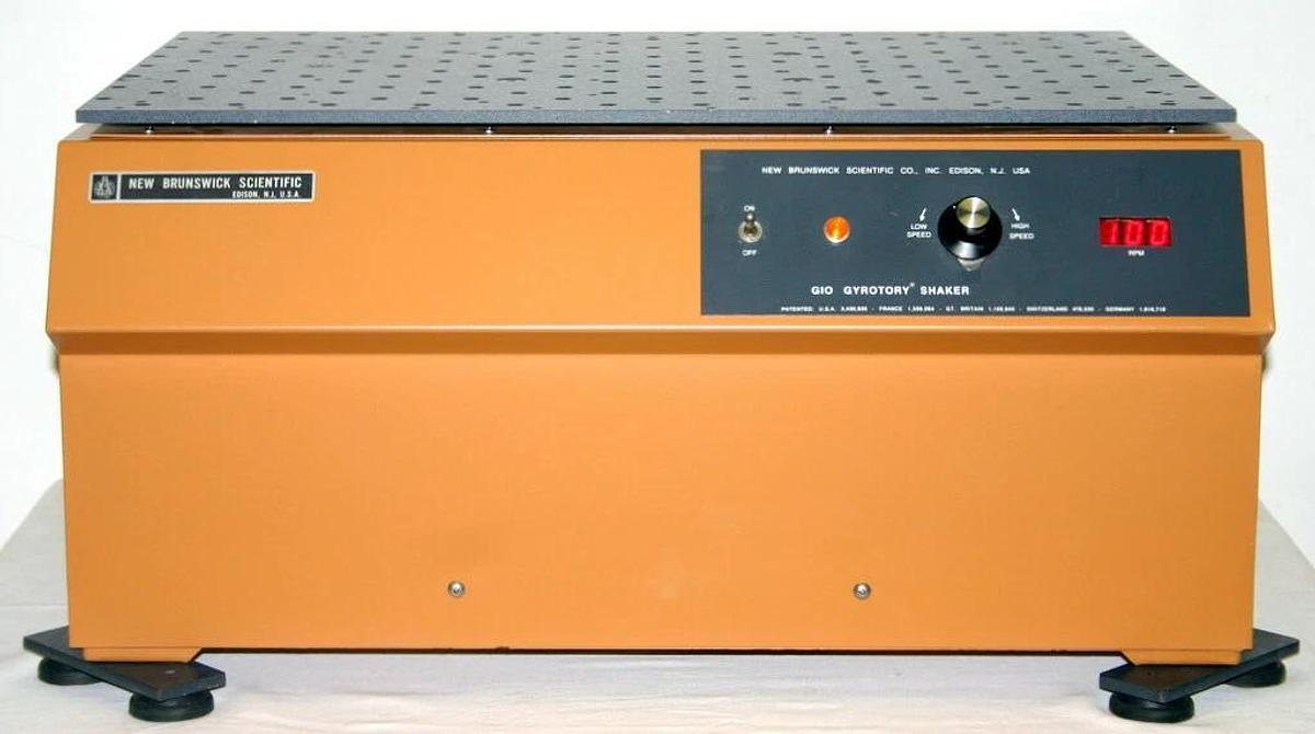NEW BRUNSWICK SCIENTIFIC DIGITAL GYROTORY PLATFORM SHAKER, MODEL G-10
