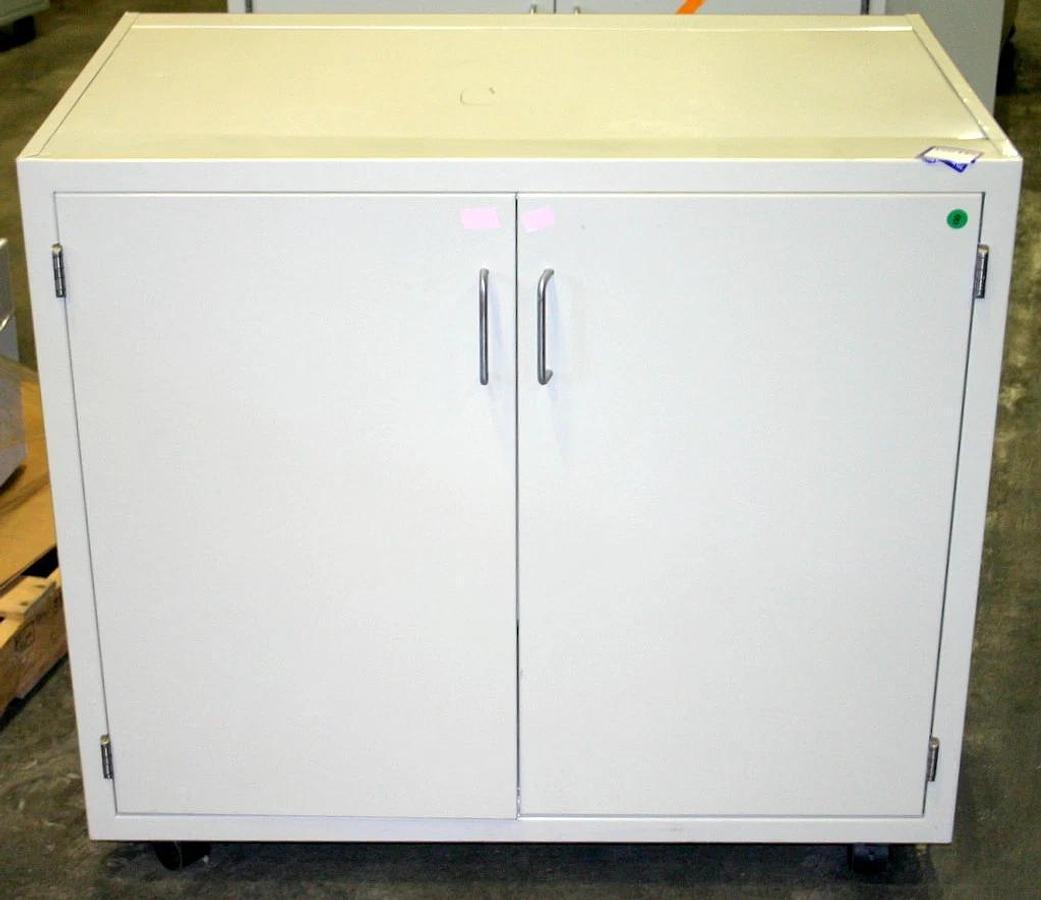Used LF SYSTEMS LABORATORY CABINETS, CASEWORK 18 FEET WITH WHEELS, PRICE IS PER FOOT