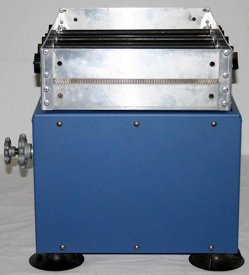 EBERBACH MEDIUM DUTY BENCHTOP SHAKER, MODEL E6000.00 WITH BOX CARRIER