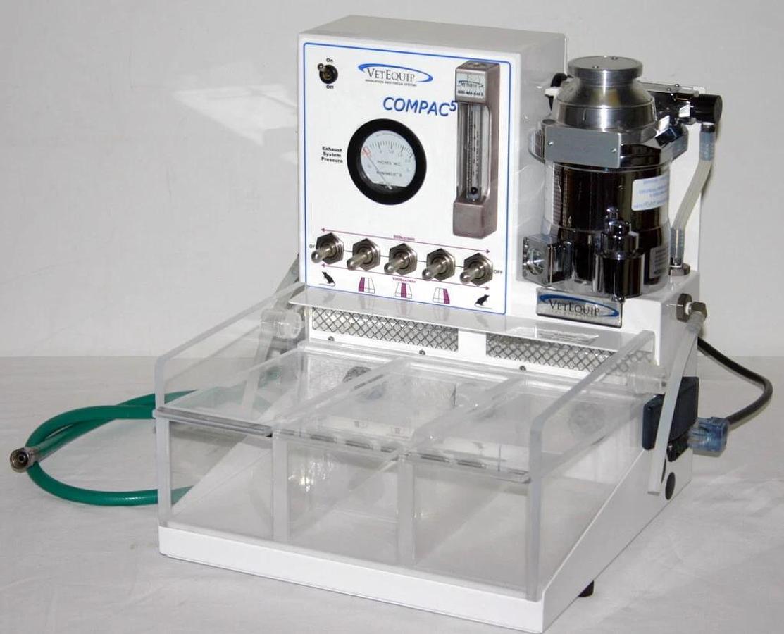 Used VETEQUIP ANESTHESIA SYSTEM, MODEL COMPAC 5 WITH ISOFLURANE VAPORIZER