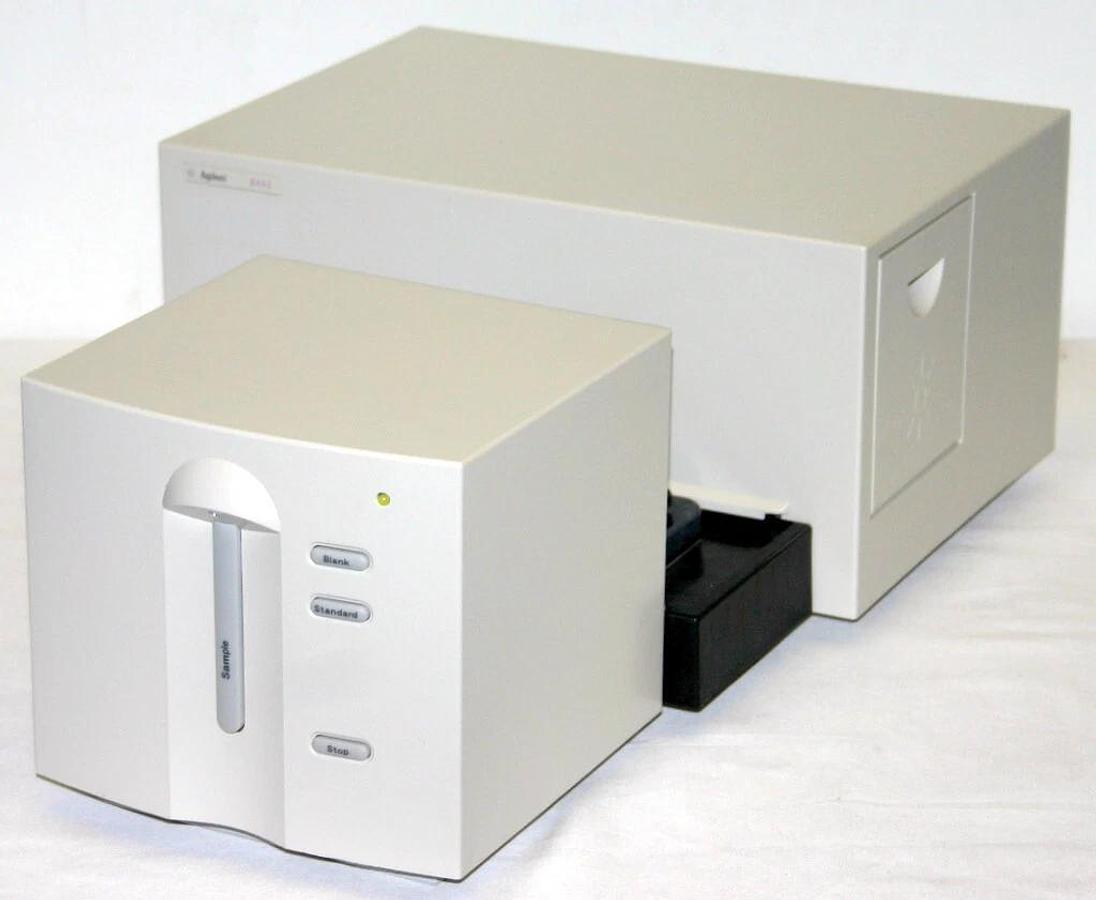 AGILENT / HP 8453 UV-VIS SPECTROPHOTOMETER G1103A WITH SINGLE CELL HOLDER