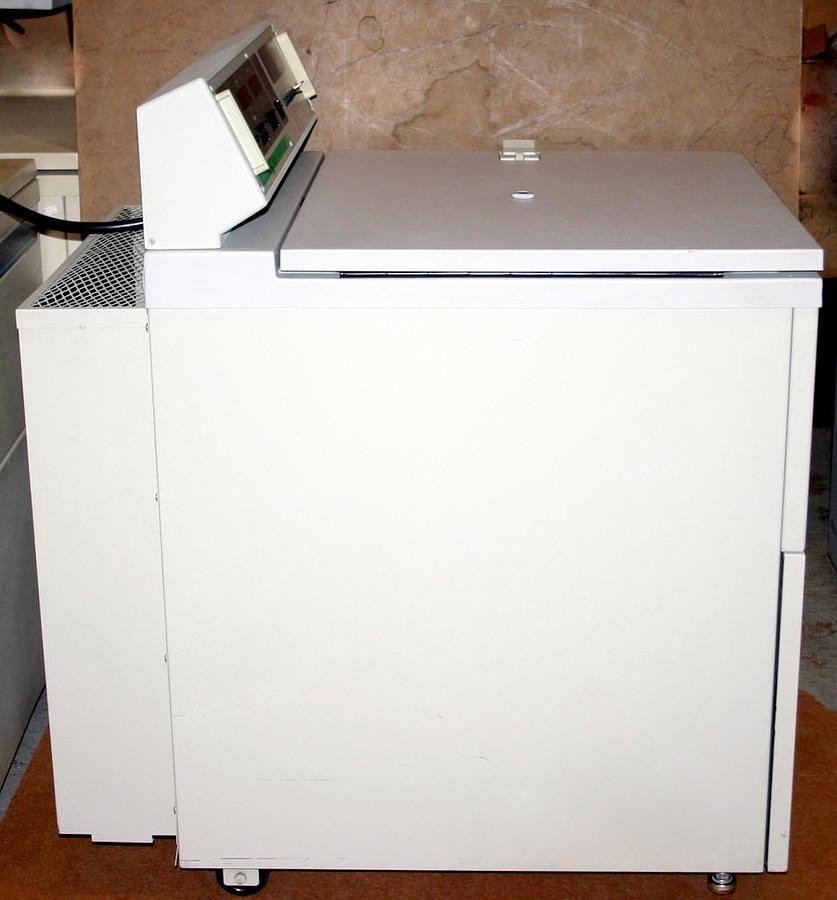 Used SORVALL REFRIGERATED LOW SPEED CENTRIFUGE, MODEL RC3C PLUS WITH H6000A ROTOR RC3C Plus