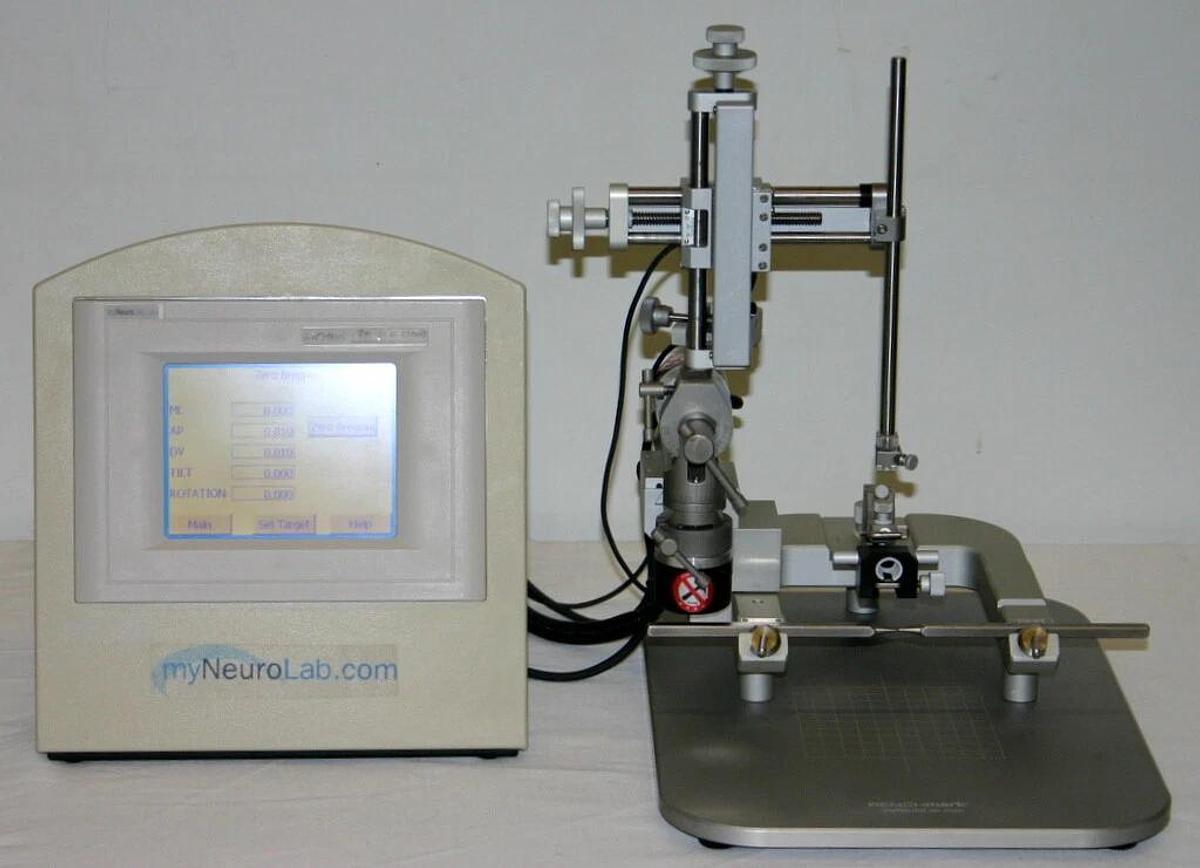 LEICA BENCHMARK HARVARD ANGLE ONE DIGITAL INSTRUMENT WITH ANESTHESIA MASK