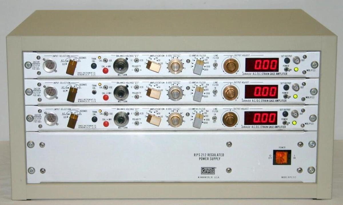 Used ASTRO-MED GRASS RPS-212A POWER SUPPLY AND P122A STRAIN GAGE