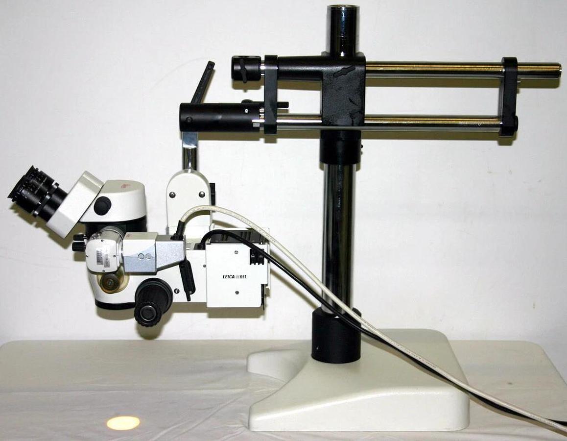 LEICA TABLETOP STEREO MICROSCOPE, MODEL M651 WITH CAMERA