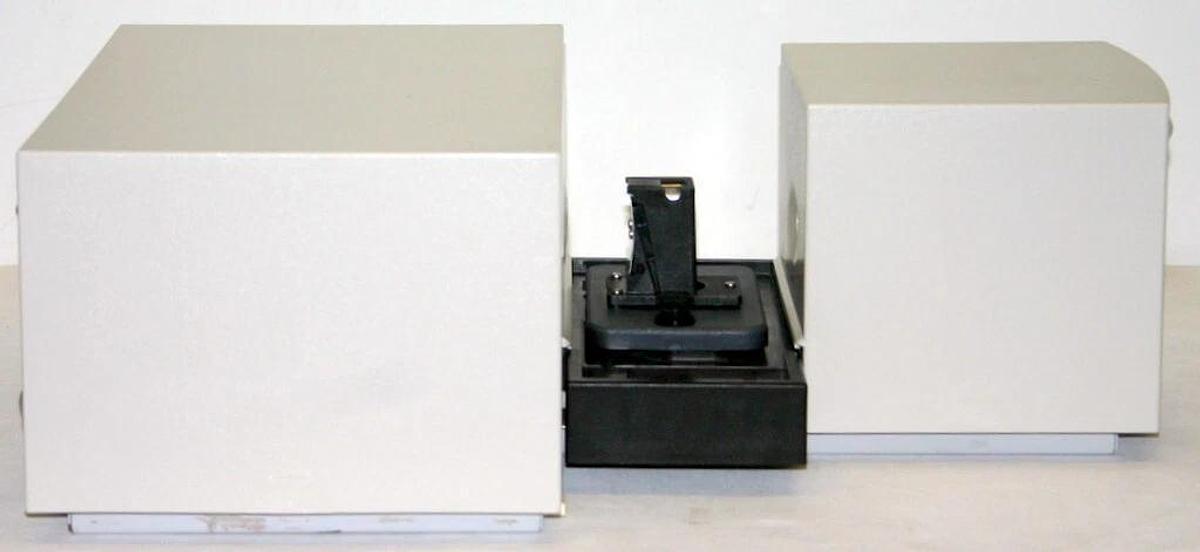AGILENT / HP 8453 UV-VIS SPECTROPHOTOMETER G1103A WITH SINGLE CELL HOLDER