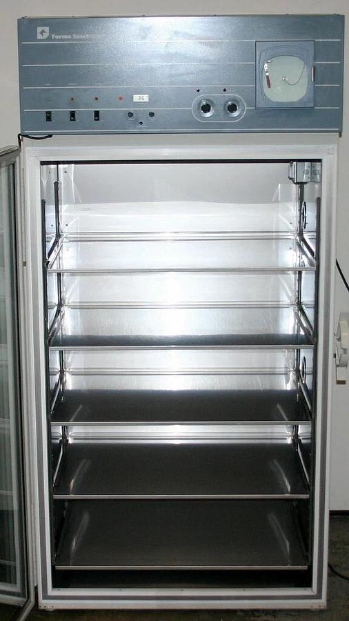 Used FORMA SCIENTIFIC REACH-IN REFRIGERATED INCUBATOR, MODEL 3927, 32 CU.FT. CAPACITY