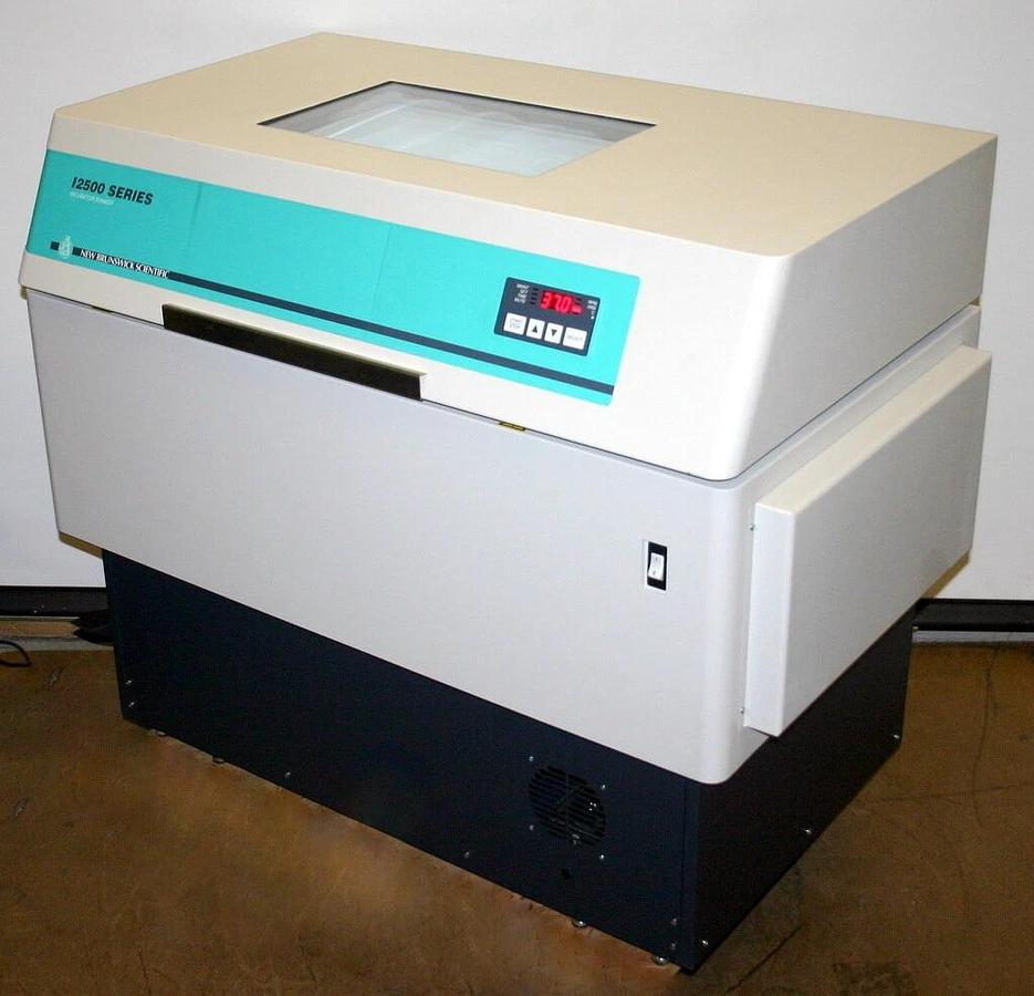 NEW BRUNSWICK SCIENTIFIC EPPENDORF REFRIGERATED INCUBATOR SHAKER, MODEL I2500KC