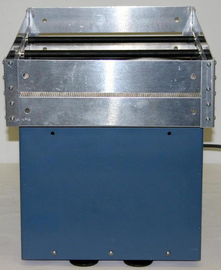 Used EBERBACH CONTINUOUS DUTY BENCHTOP SHAKER, MODEL 6010 WITH BOX CARRIER & TIMER