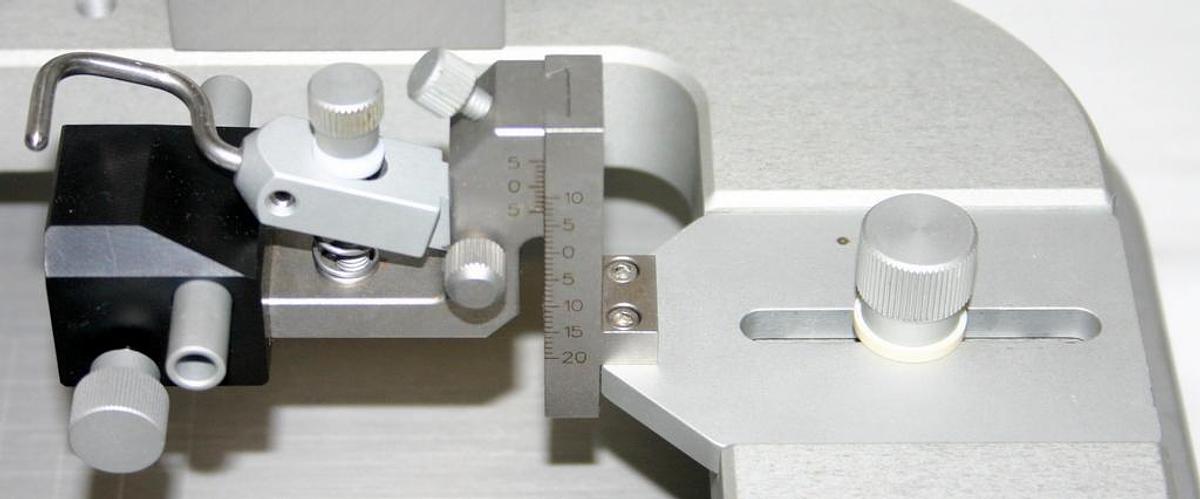 LEICA BENCHMARK HARVARD ANGLE ONE DIGITAL INSTRUMENT WITH ANESTHESIA MASK