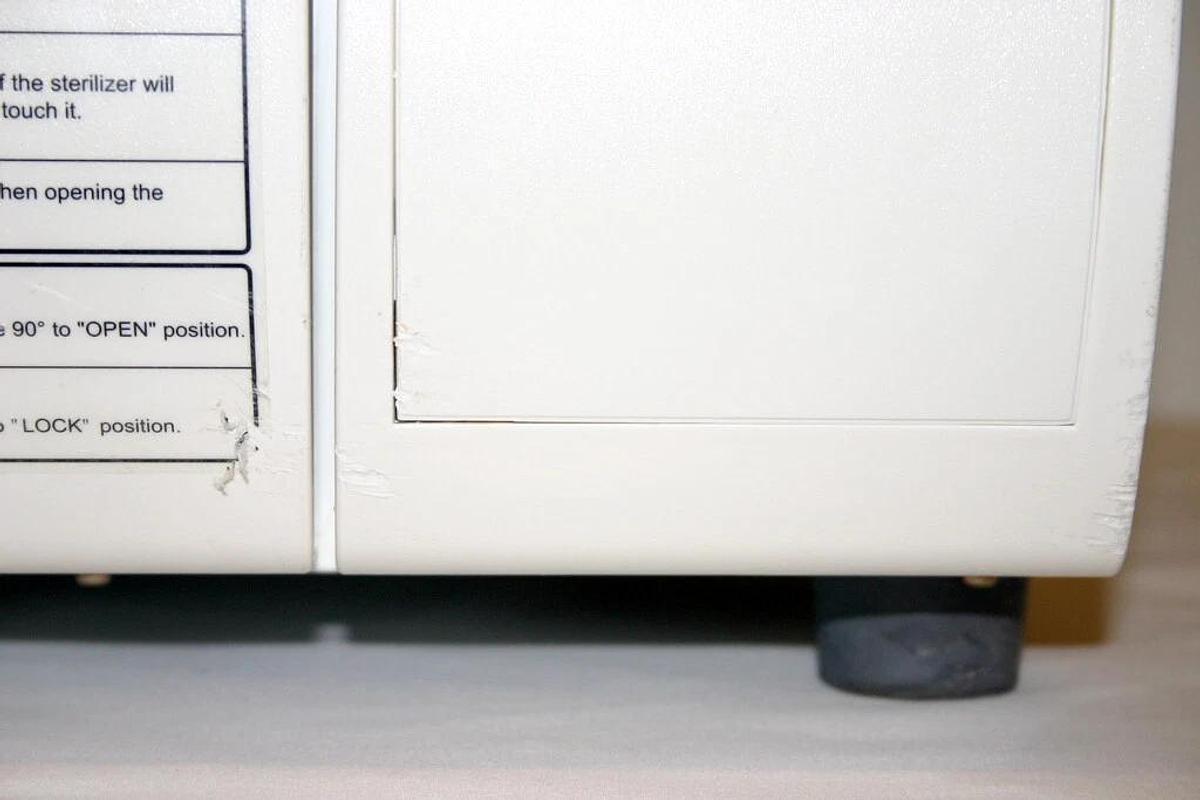 FISHER SCIENTIFIC AUTOMATIC STEAM STERILIZER, AUTOCLAVE, MODEL STERILELITE 24