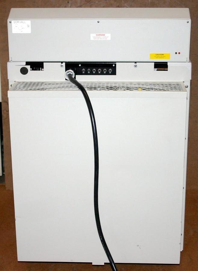 Used SORVALL REFRIGERATED LOW SPEED CENTRIFUGE, MODEL RC3C PLUS WITH H6000A ROTOR RC3C Plus
