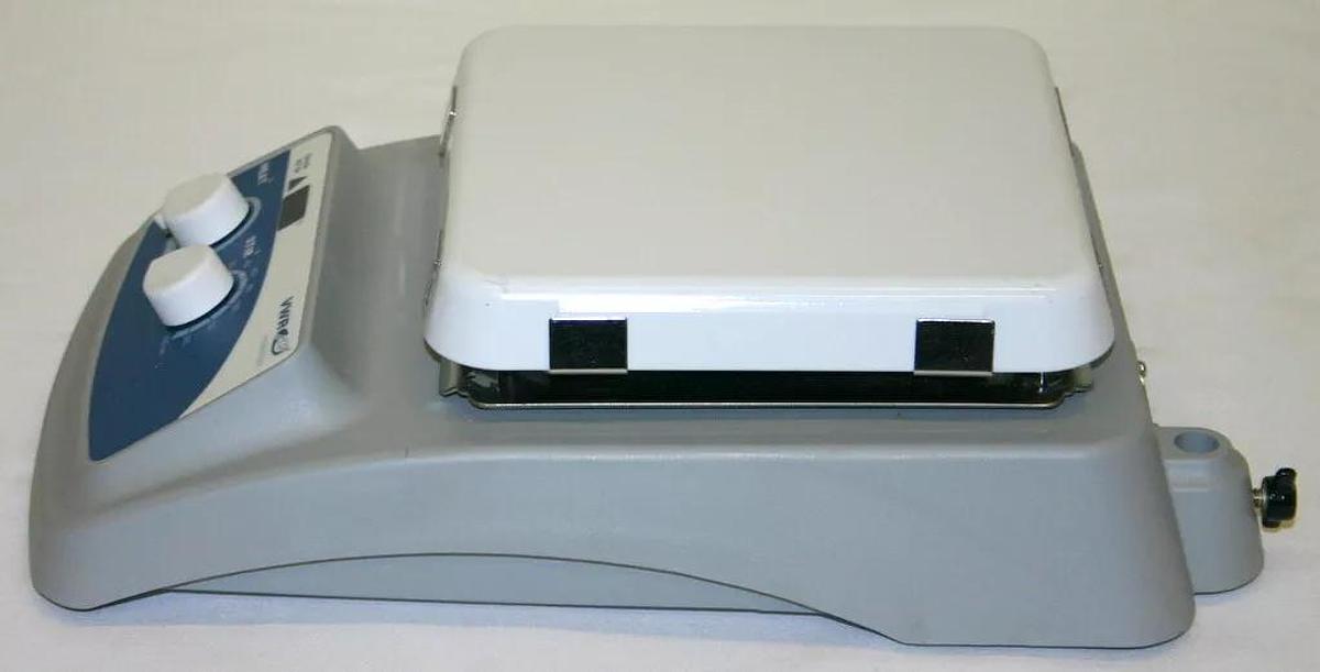 VWR ADVANCED HOT PLATE STIRRER, MODEL NO97042-642, CERAMIC TOP PLATE 7" X 7"