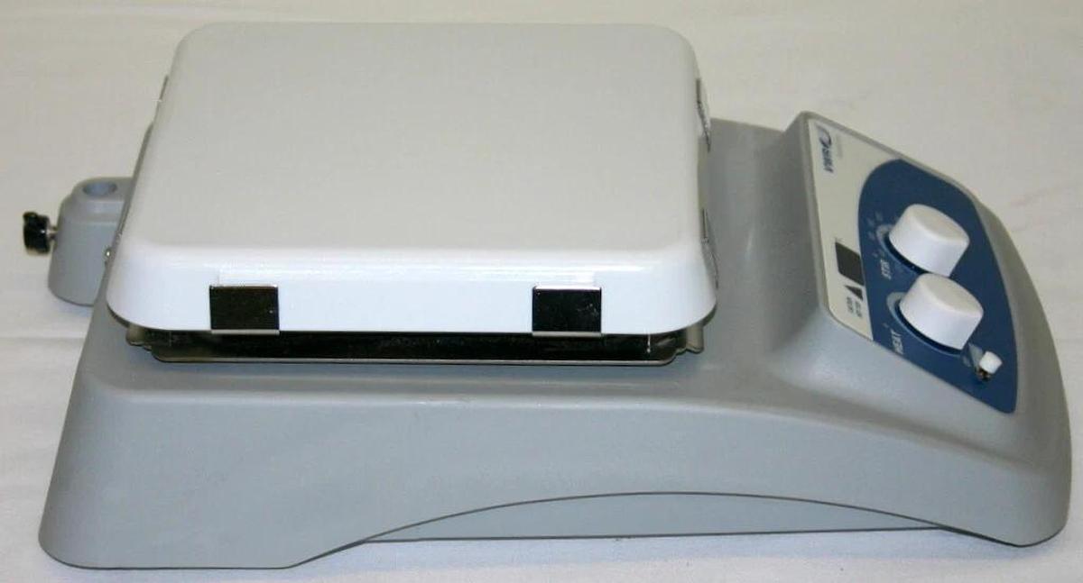 VWR ADVANCED HOT PLATE STIRRER, MODEL NO97042-642, CERAMIC TOP PLATE 7" X 7"