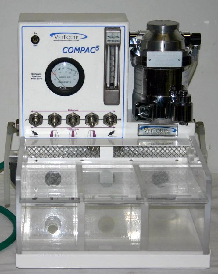Used VETEQUIP ANESTHESIA SYSTEM, MODEL COMPAC 5 WITH ISOFLURANE VAPORIZER