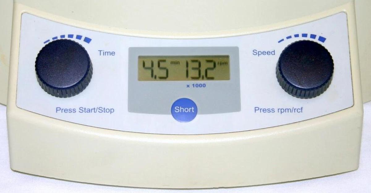 Used EPPENDORF MICROCENTRIFUGE, CENTRIFUGE, MODEL 5415D, W/ F45-24-11 ROTOR AND LID