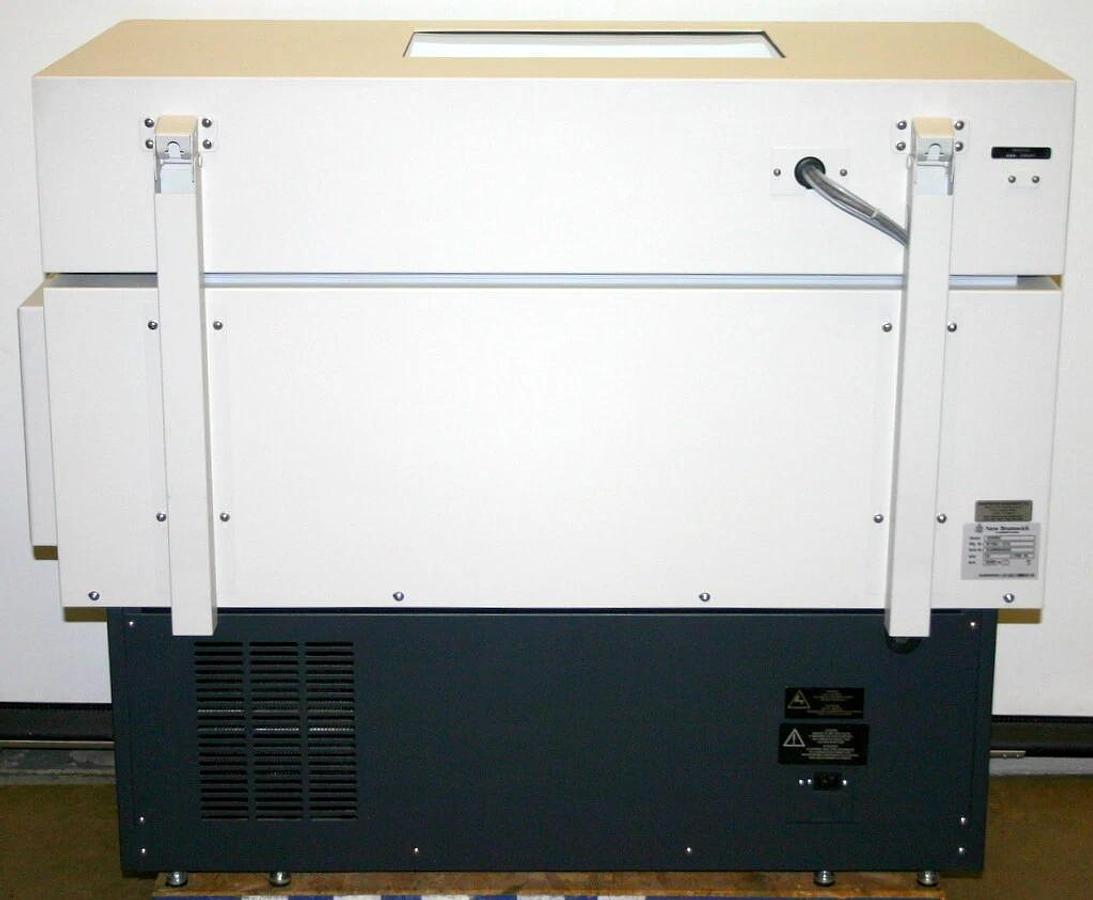 NEW BRUNSWICK SCIENTIFIC EPPENDORF REFRIGERATED INCUBATOR SHAKER, MODEL I2500KC