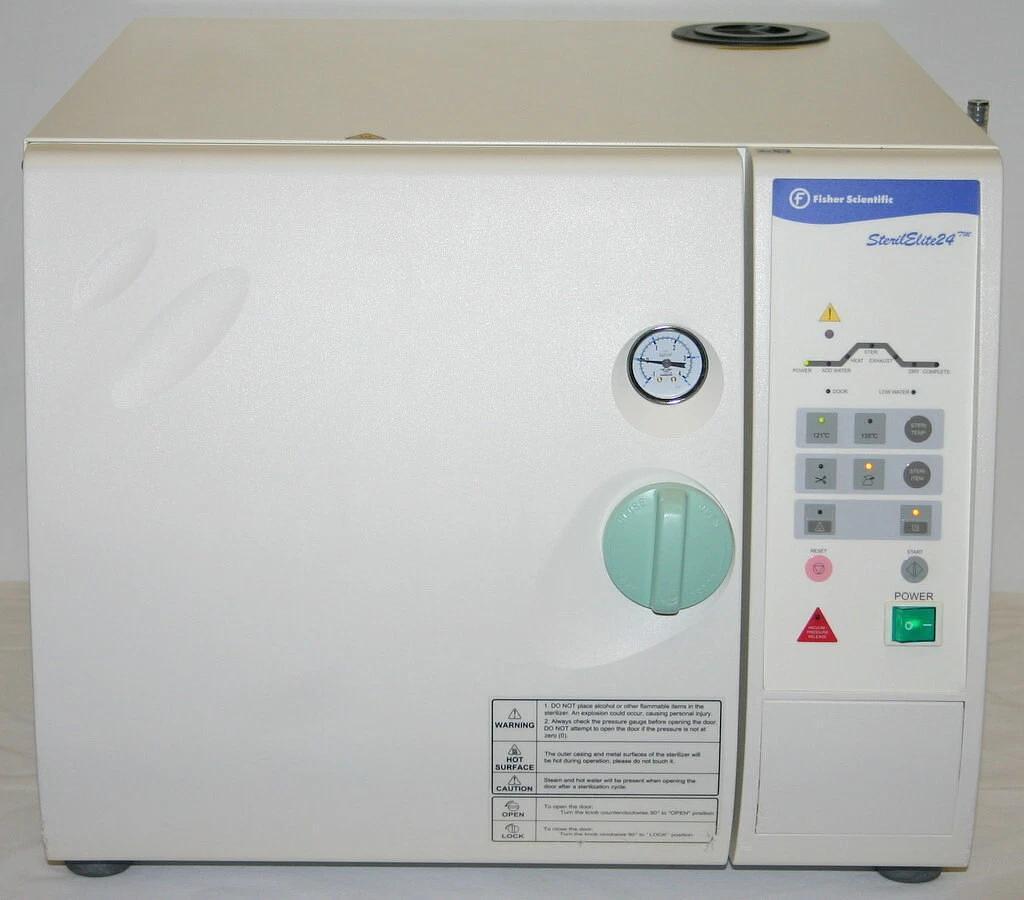 FISHER SCIENTIFIC AUTOMATIC STEAM STERILIZER, AUTOCLAVE, MODEL STERILELITE 24