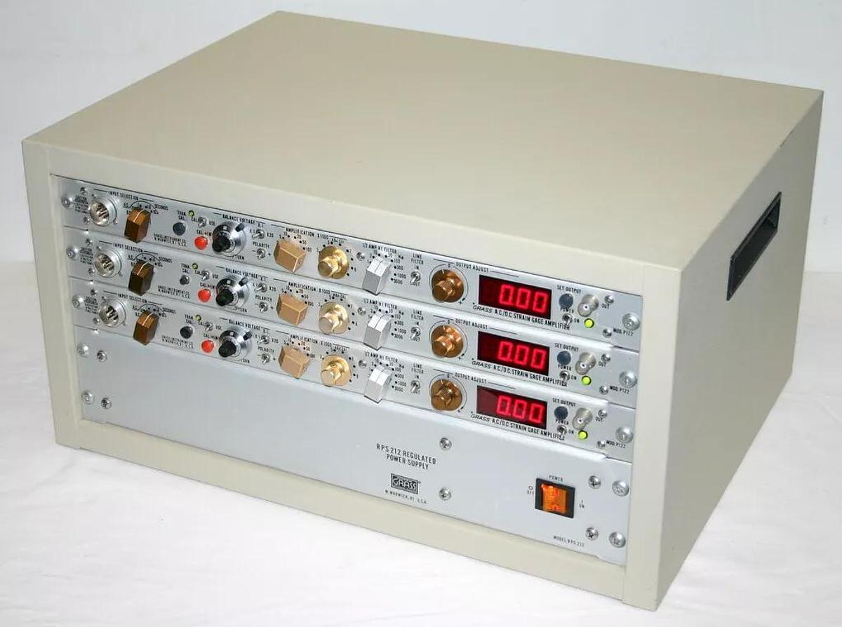 Used ASTRO-MED GRASS RPS-212A POWER SUPPLY AND P122A STRAIN GAGE
