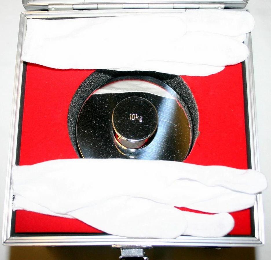 Used RICE LAKE 10KG SS CYLINDRICAL CALIBRATION WEIGHT, CLASS 2 WITH CASE