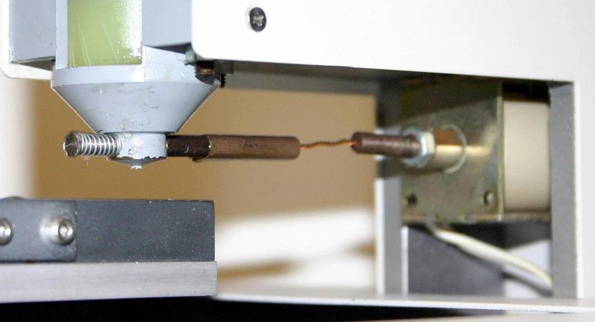 Used HAMPTON RESEARCH GREASE MACHINE, MODEL L-100 FOR 24 WELL CRYSTALLIZATION PLATES