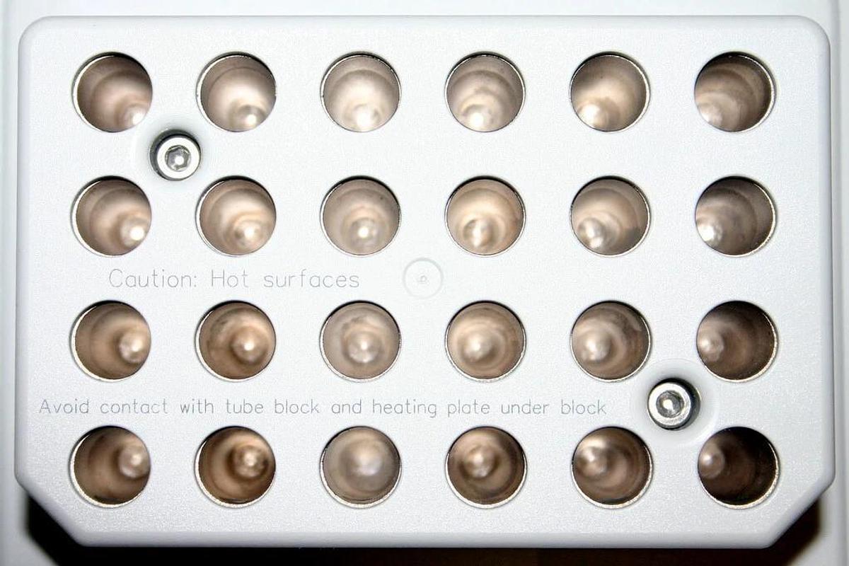 EPPENDORF THERMOMIXER R DRY BLOCK HEATING AND COOLING SHAKER, 1.5 ML, MODEL 5355