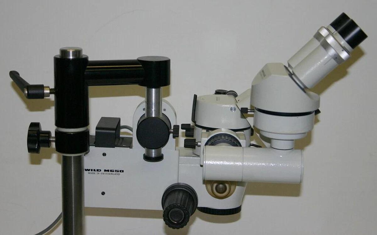 Used WILD HEERBRUGG TABLE TOP OPERATING SURGICAL MICROSCOPE, MODEL M650 CAMERA MOUNT