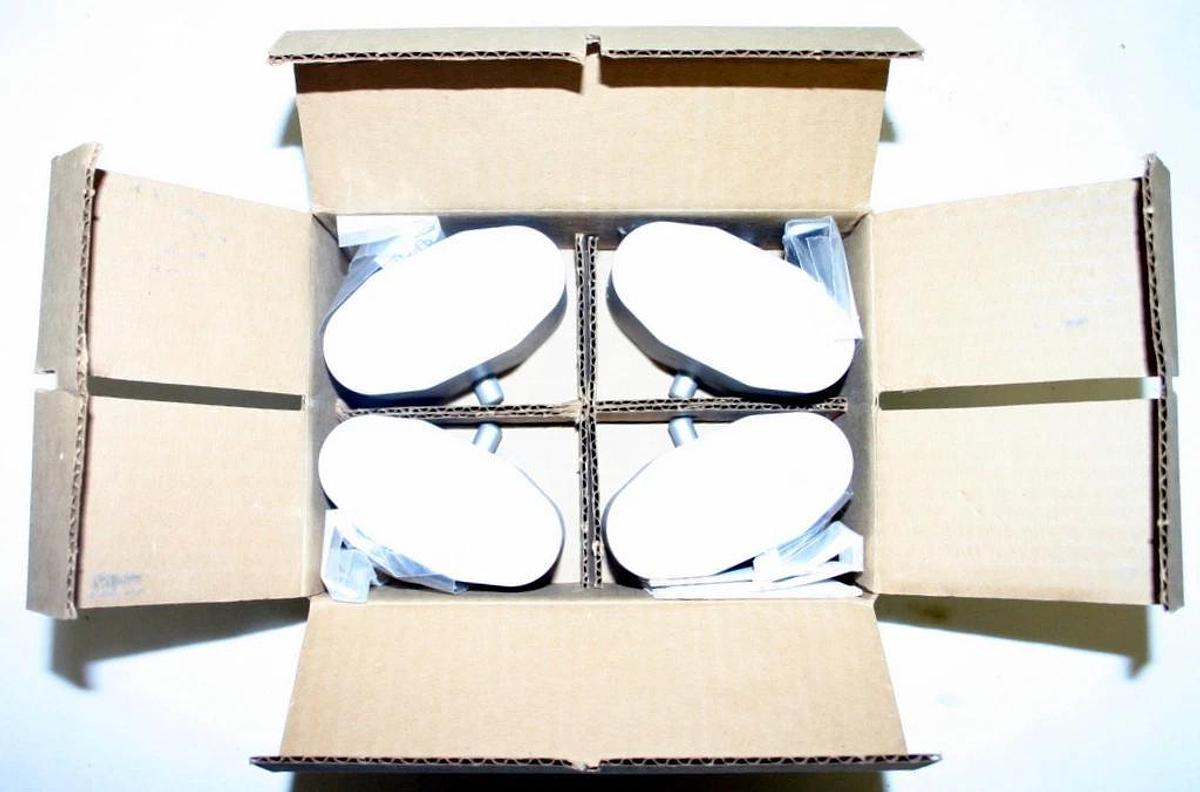 Used IEC TRUNNION CARRIERS, MODEL 381, ONE BOX OF FOUR, TUBE CAPACITY: 8 X 3 TO 5 ML