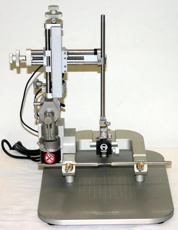 LEICA BENCHMARK HARVARD ANGLE ONE DIGITAL INSTRUMENT WITH ANESTHESIA MASK