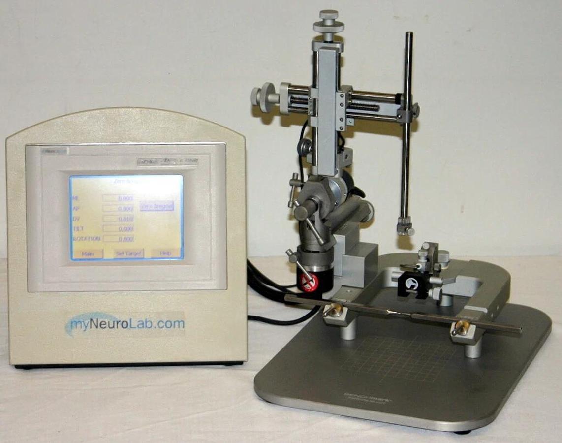 LEICA BENCHMARK HARVARD ANGLE ONE DIGITAL INSTRUMENT WITH ANESTHESIA MASK