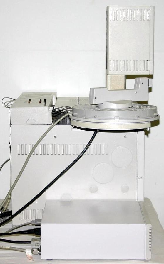 Used HEWLETT PACKARD AGILENT 6890 SERIES GAS CHROMATOGRAPH, INJECTOR & SAMPLE TRAY