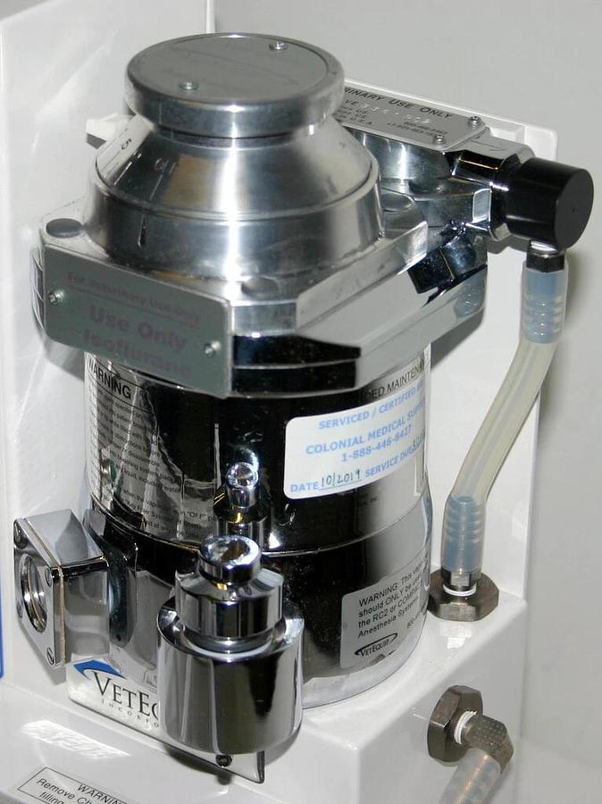 Used VETEQUIP ANESTHESIA SYSTEM, MODEL COMPAC 5 WITH ISOFLURANE VAPORIZER