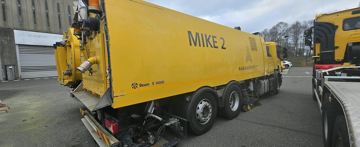 D'occasion Runway Sweeper John Beam 14000 on Scania Chassis